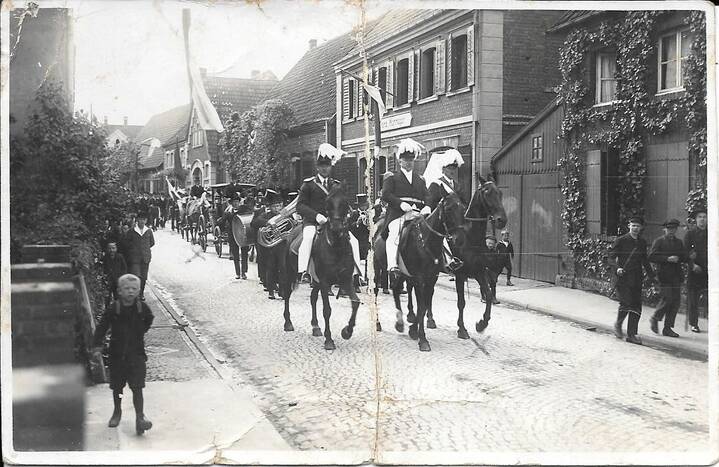 Schützenumzug über die Bahnhofstraße, vermutlich in den 50er Jahren. Im Vordergrund rechts, die Schreinerei Rose, daneben das Haus der Familie Rohling.