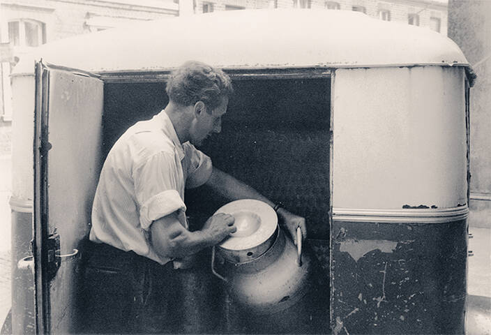 Theo Hiegemann mit seinem dreirädrigen Milchwagen.