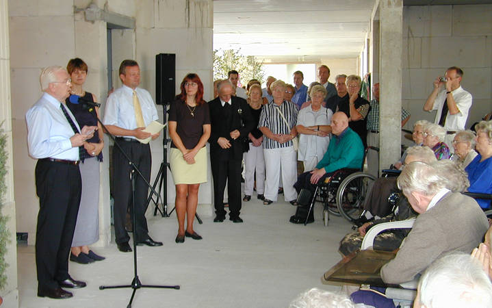 Die Grundsteinlegung für den Neubau des St. Josefs-Hauses fand am 8. September 2002 statt.